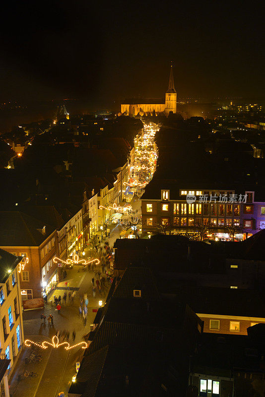 荷兰Overijssel Kampen购物街的夜景